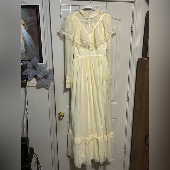 Vintage Cream Lace Dress - Picture 2 of 14